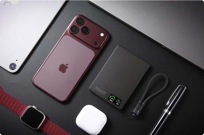 iPhoneとPowerViewのモバイルバッテリー、Apple Watch、AirPodsを並べた写真