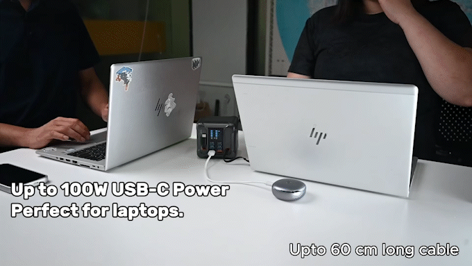 ノートPC2台を同時に充電している様子