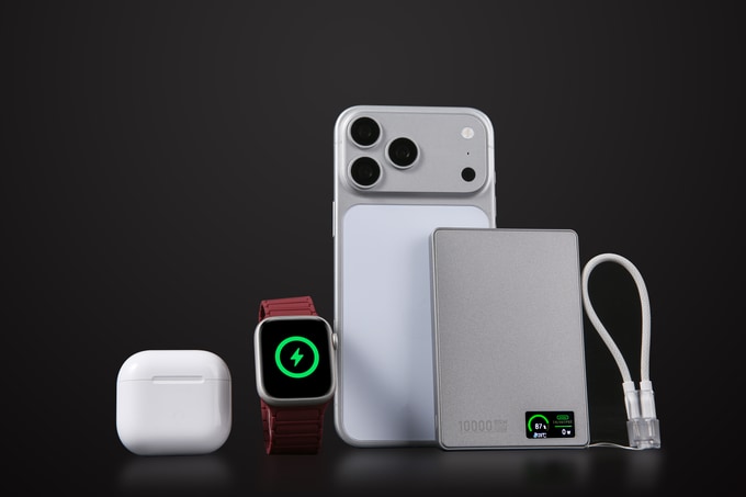 PowerViewとAirPods、Apple Watch、iPhoneを並べた写真