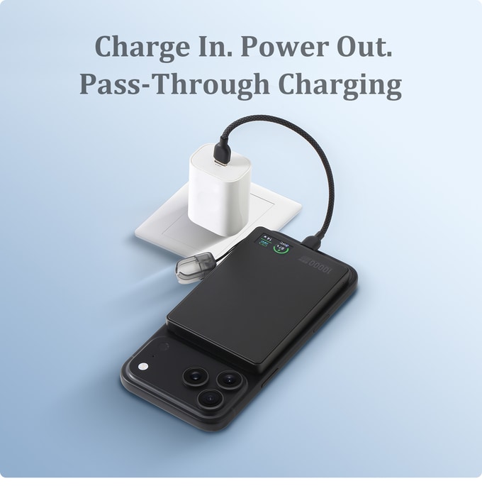 PowerViewをスマートフォンにワイヤレスで装着して充電している様子