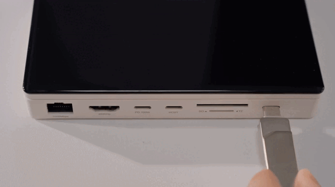 ScreenDockの各ポートにケーブルやSDカードを挿している様子