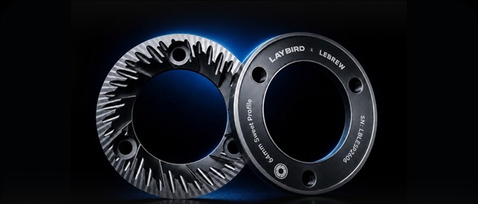 LAYBIRDとLEBREWの名前が刻まれた64mmの平刃