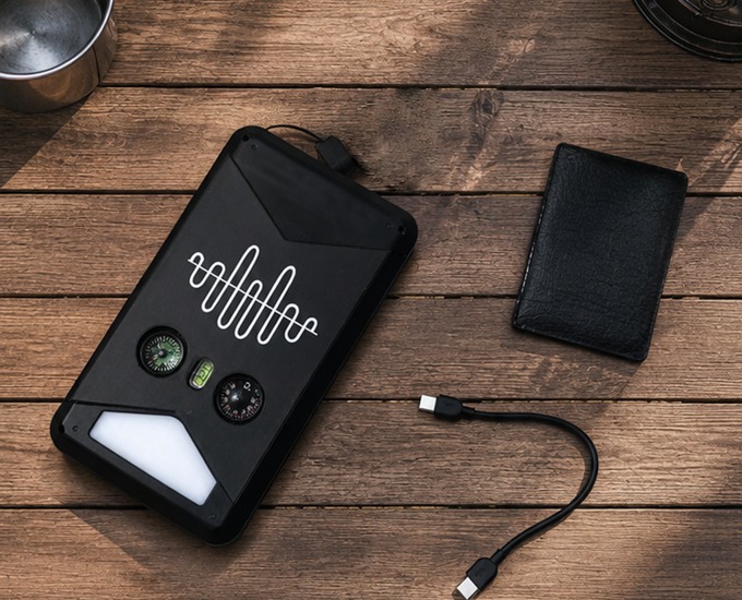 木製のテーブルにShine本体とUSBケーブル、カード入れを並べたシーン